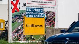 "Ja zum BMW-Werk in Straßkirchen und Irlbach!" steht auf einem Plakat in Straßkirchen.  | Bild:picture alliance/dpa | Armin Weigel
