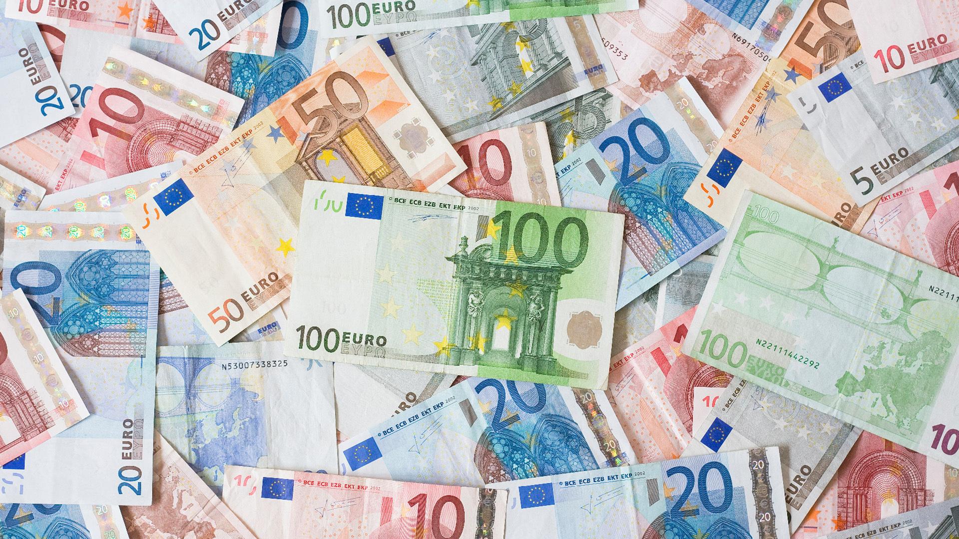 Euroscheine liegen auf einem Tisch