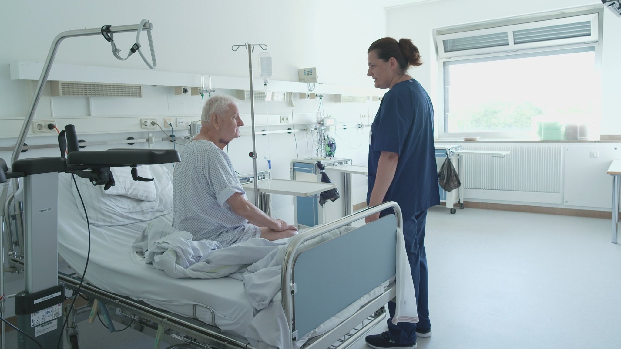 Krankenschwester Snježana Garić mit einem Patienten im Klinikum Großhadern