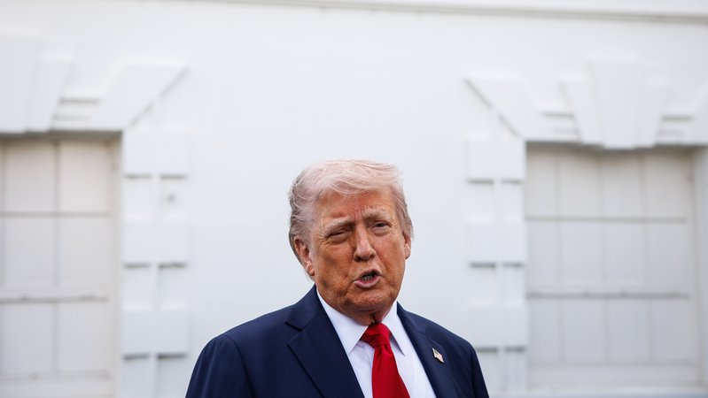US-Präsident Donald Trump unterhält sich am 23. April 2025 in Washington D.C. mit Reportern. | Bild: picture alliance / Captital Pictures US-Präsident Donald Trump unterhält sich am 23. April 2025 in Washington D.C. mit Reportern.