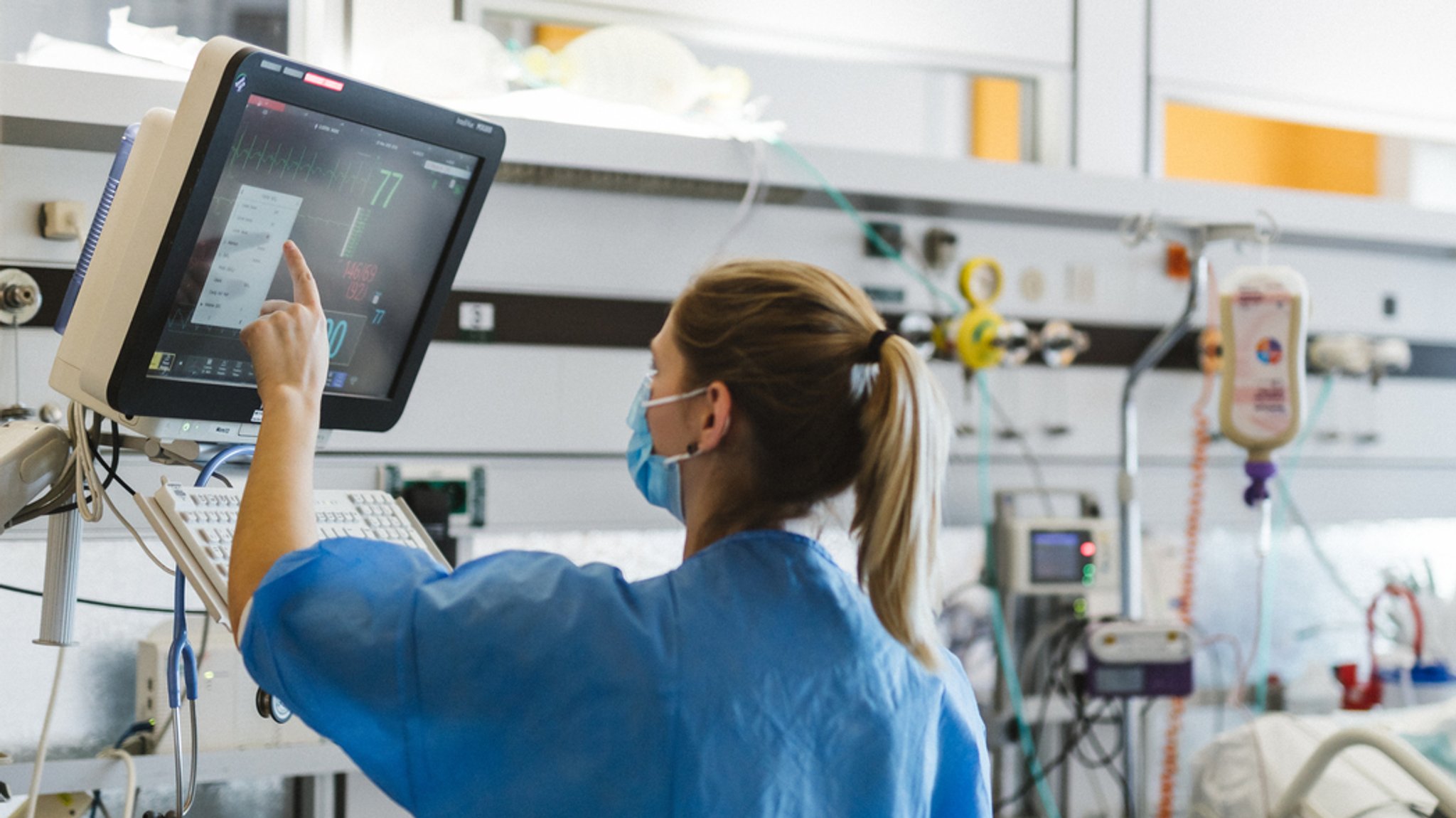ARCHIV (18.11.2020): Eine Krankenschwester mit Mundschutz überprüft Werte eines Patienten an einem Überwachungsmonitor. | Bild: stock.adobe.com/Julien ARCHIV (18.11.2020): Eine Krankenschwester mit Mundschutz überprüft Werte eines Patienten an einem Überwachungsmonitor.
