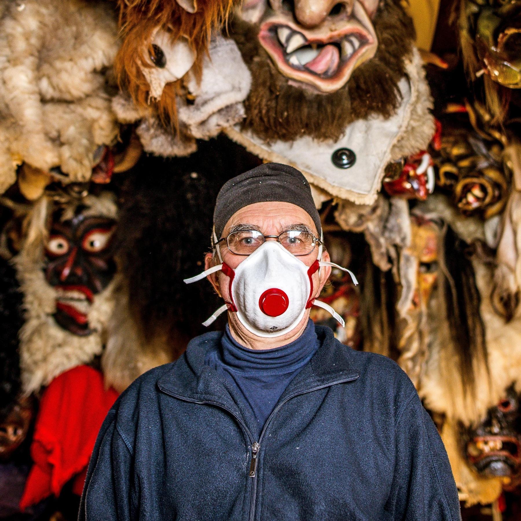 Michael Stöhr vom Maskenmuseum Diedorf: ”Ungefähr 2000 Faschingsmasken davon, ja auch eine ganze Menge”