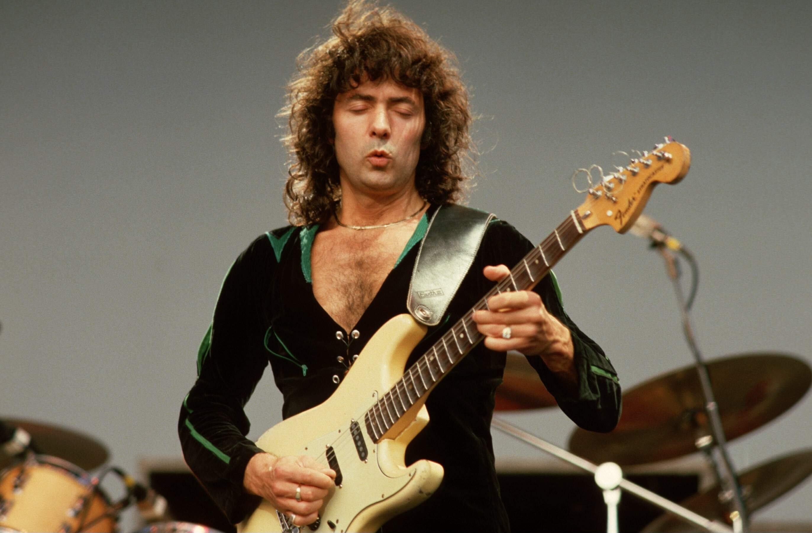 Gitarrist Ritchie Blackmore (Deep Purple) mit einer Fender Stratocaster