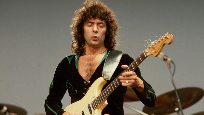 Gitarrist Ritchie Blackmore (Deep Purple) mit einer Fender Stratocaster | Bild: picture alliance / Sammlung Richter | Sammlung Richter/Max Kohr Gitarrist Ritchie Blackmore (Deep Purple) mit einer Fender Stratocaster