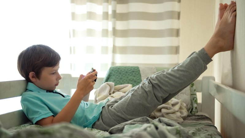 Junge im Hochbett am Smartphone | Bild: picture alliance / Zoonar | Irina Pavlova Junge im Hochbett am Smartphone