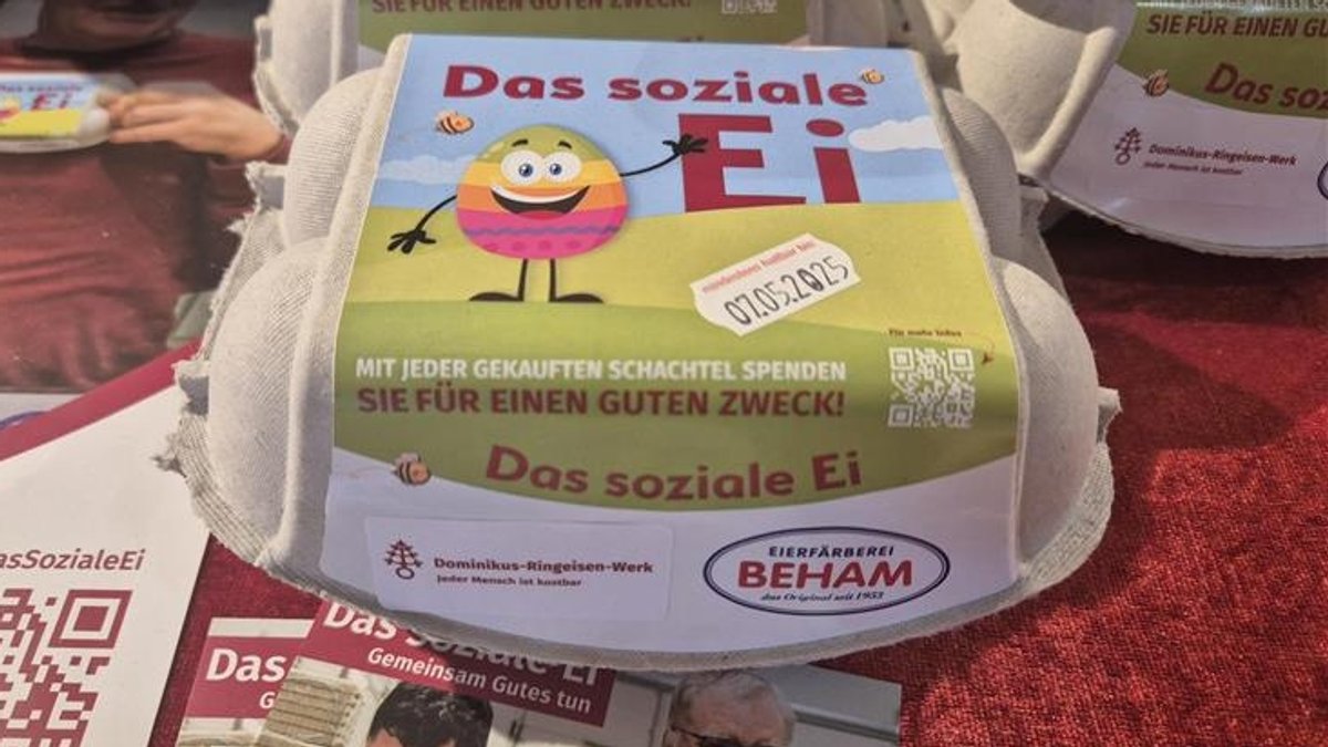 Eine Eierschachtel mit Ostereiern. 