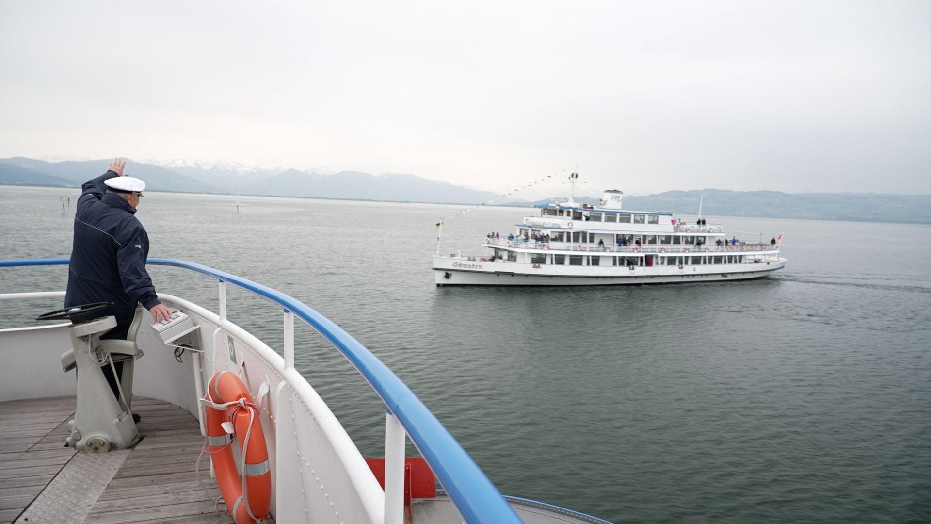 Auf dem Bodensee: Kapitän Hörmann auf der "MS München" begrüßt die MS Schwaben.