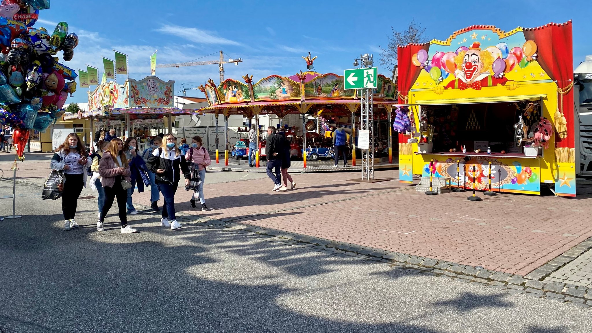 Verschiedene Fahrgeschäfte beim Dingolfinger Ersatz-Kirta