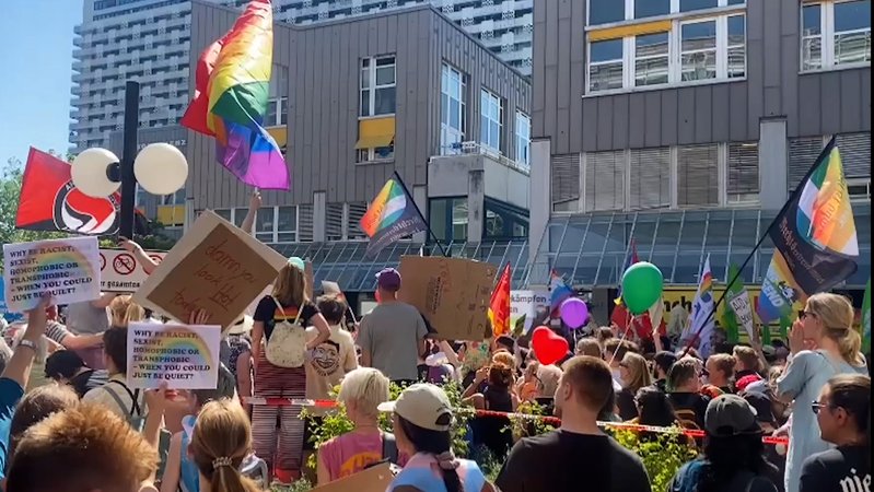 Die Lesung zweier Dragkünstler aus Kinderbüchern in München wurde von Demonstrationen begleitet - die Befürworter waren dabei in der Überzahl.