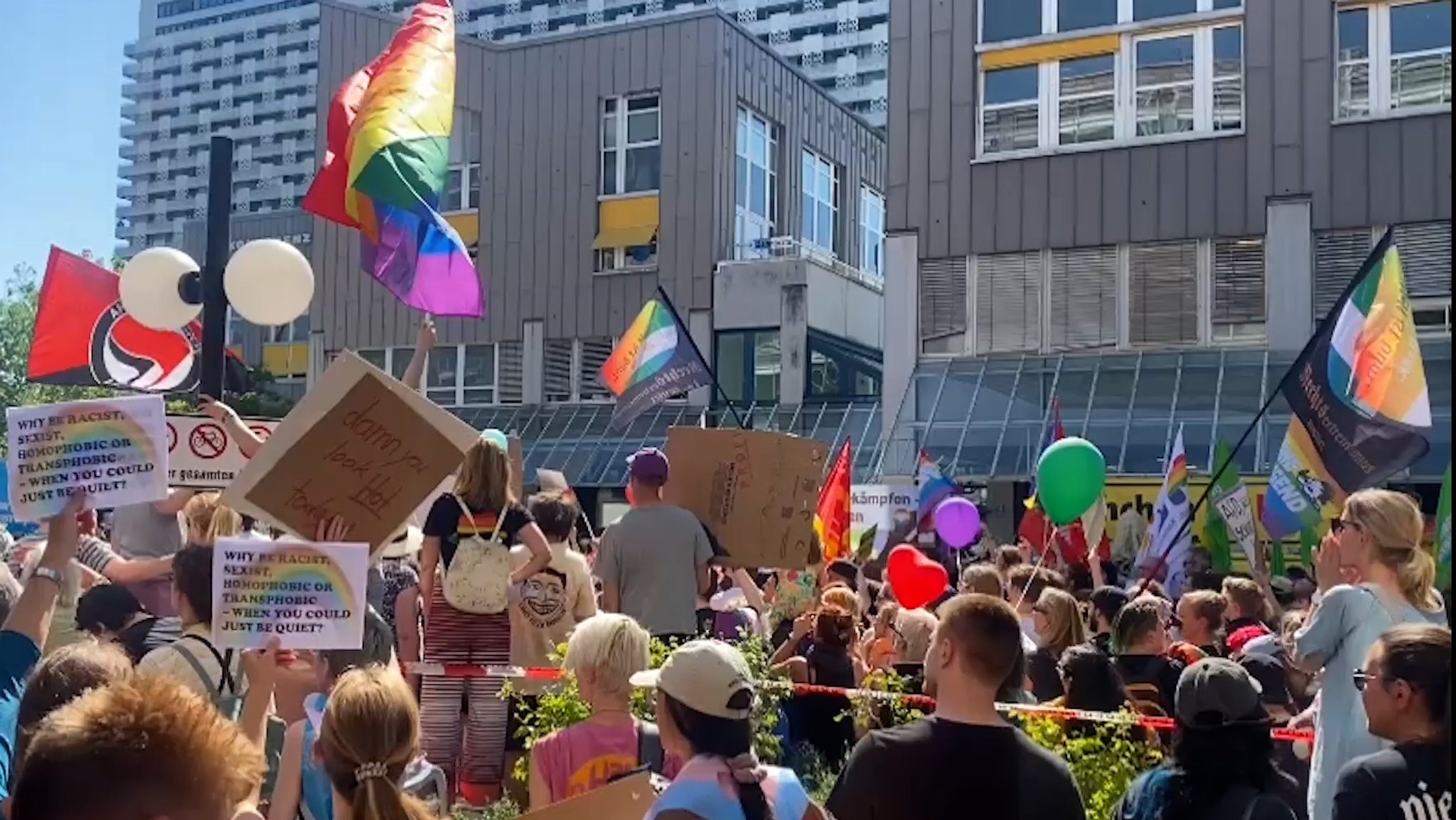 Die Lesung zweier Dragkünstler aus Kinderbüchern in München wurde von Demonstrationen begleitet - die Befürworter waren dabei in der Überzahl.