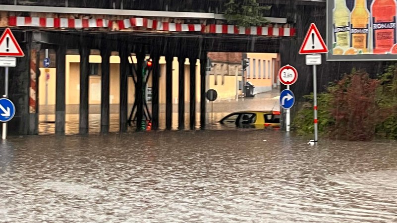 Bamberg, 02.05.24: Ein Auto steckt in einer überfluteten Unterführung fest.