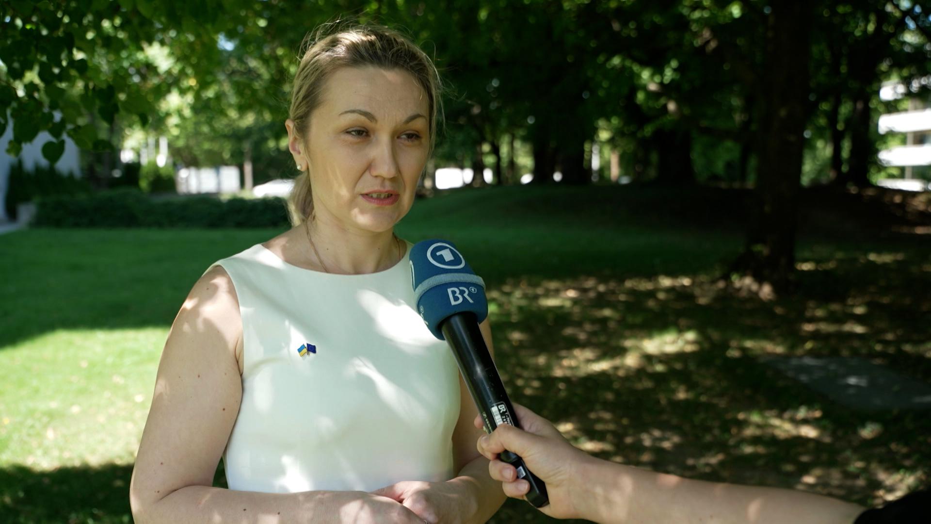 Ukrainische Geflüchtete in Bayern beobachten die Gespräche zwischen Trump und Selenskyj mit großer Skepsis.