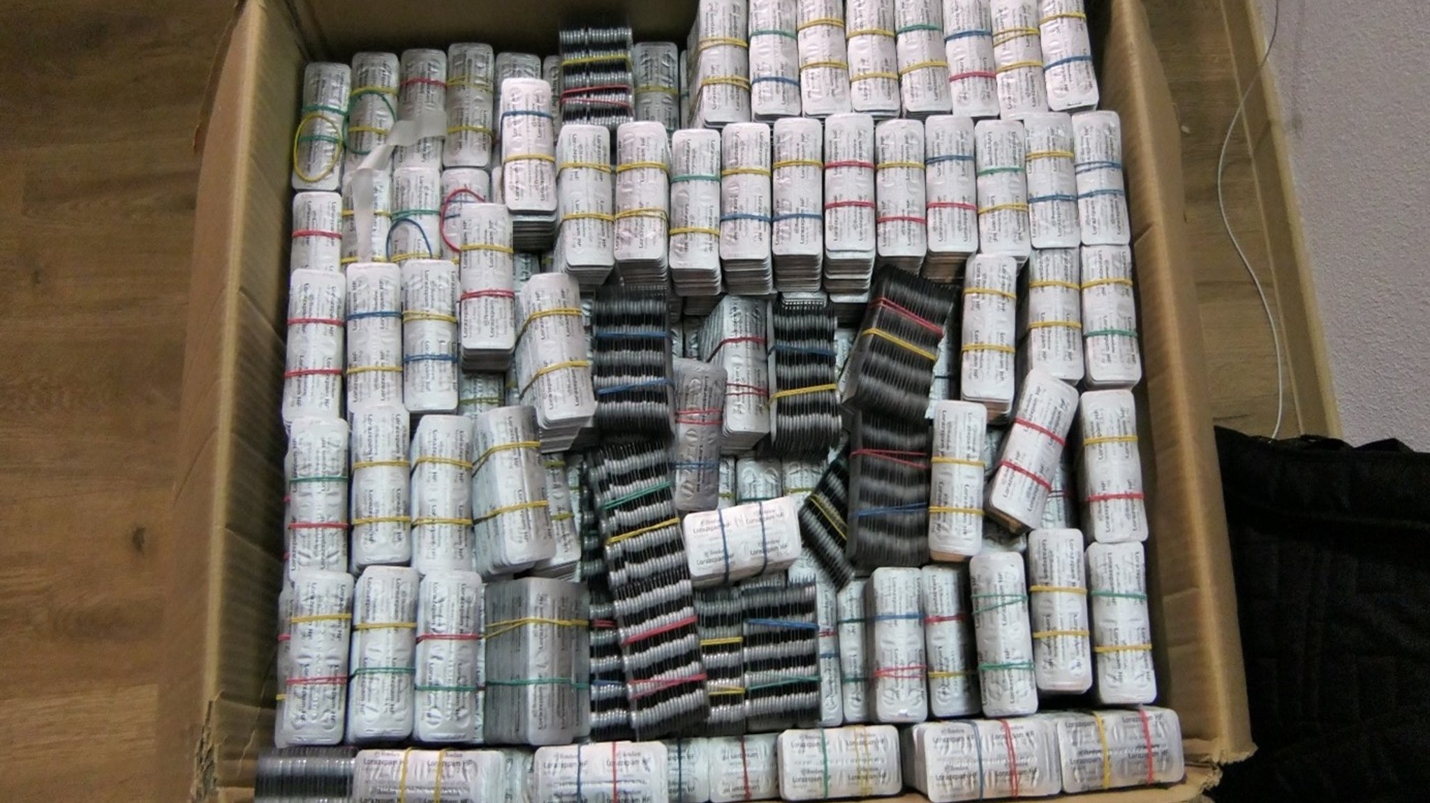 Drogen in einem Karton. 