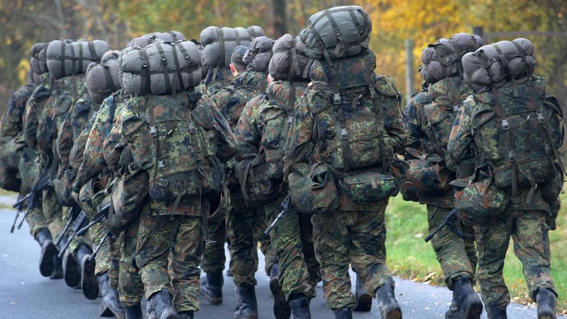 Soldatinnen und Soldaten der Bundeswehr werden in der Grundausbildung auf den Einsatz vorbereitet | Bild: dpa-Bildfunk/ Stefan Sauer Soldatinnen und Soldaten der Bundeswehr werden in der Grundausbildung auf den Einsatz vorbereitet