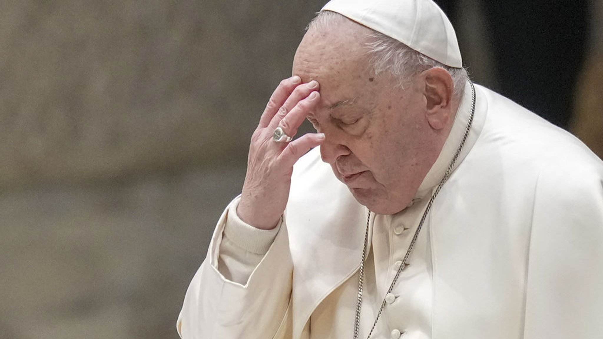 ARCHIV - 01.02.2025, Vatikan, Vatikanstadt: Papst Franziskus hält eine Jubiläumsaudienz in der Halle Papst Paul VI. im Vatikan.  (zu dpa: «Vatikan: Zustand von Papst Franziskus bleibt «kritisch»») Foto: Andrew Medichini/AP/dpa +++ dpa-Bildfunk +++