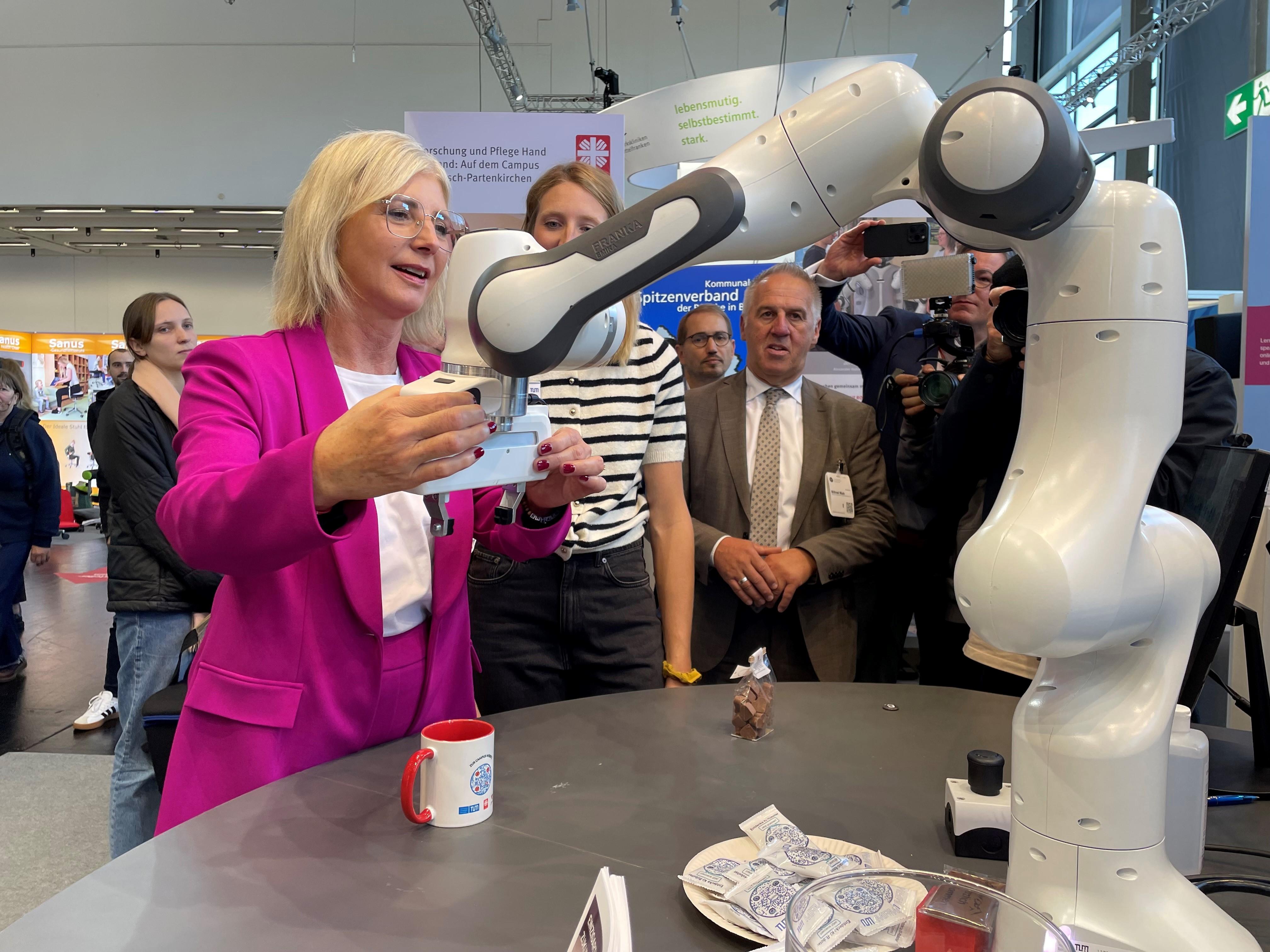 Eine Frau an einem Roboterarm