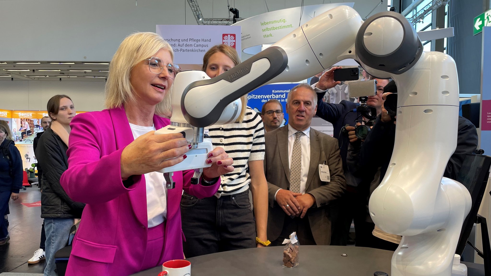 Eine Frau an einem Roboterarm