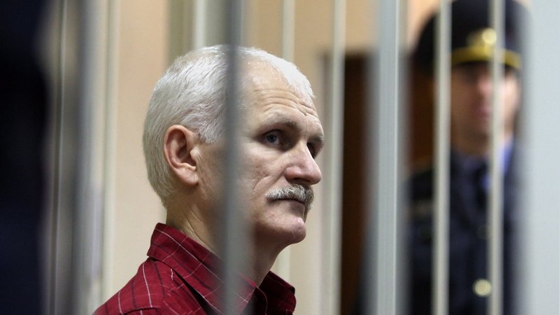 Menschenrechtsaktivist Ales Bjaljazki während einer Gerichtsverhandlung in Minsk im Jahr 2011.