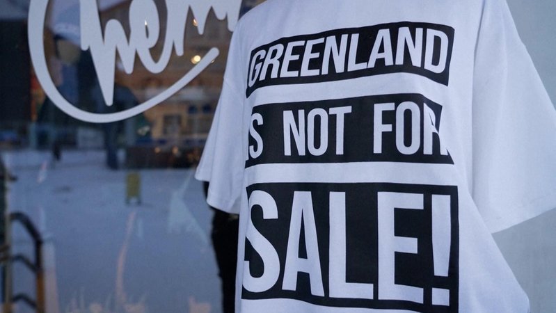 T-Shirt mit Aufdruck: Greenland is not for Sale! | Bild: Bayerischer Rundfunk 2026 T-Shirt mit Aufdruck: Greenland is not for Sale!