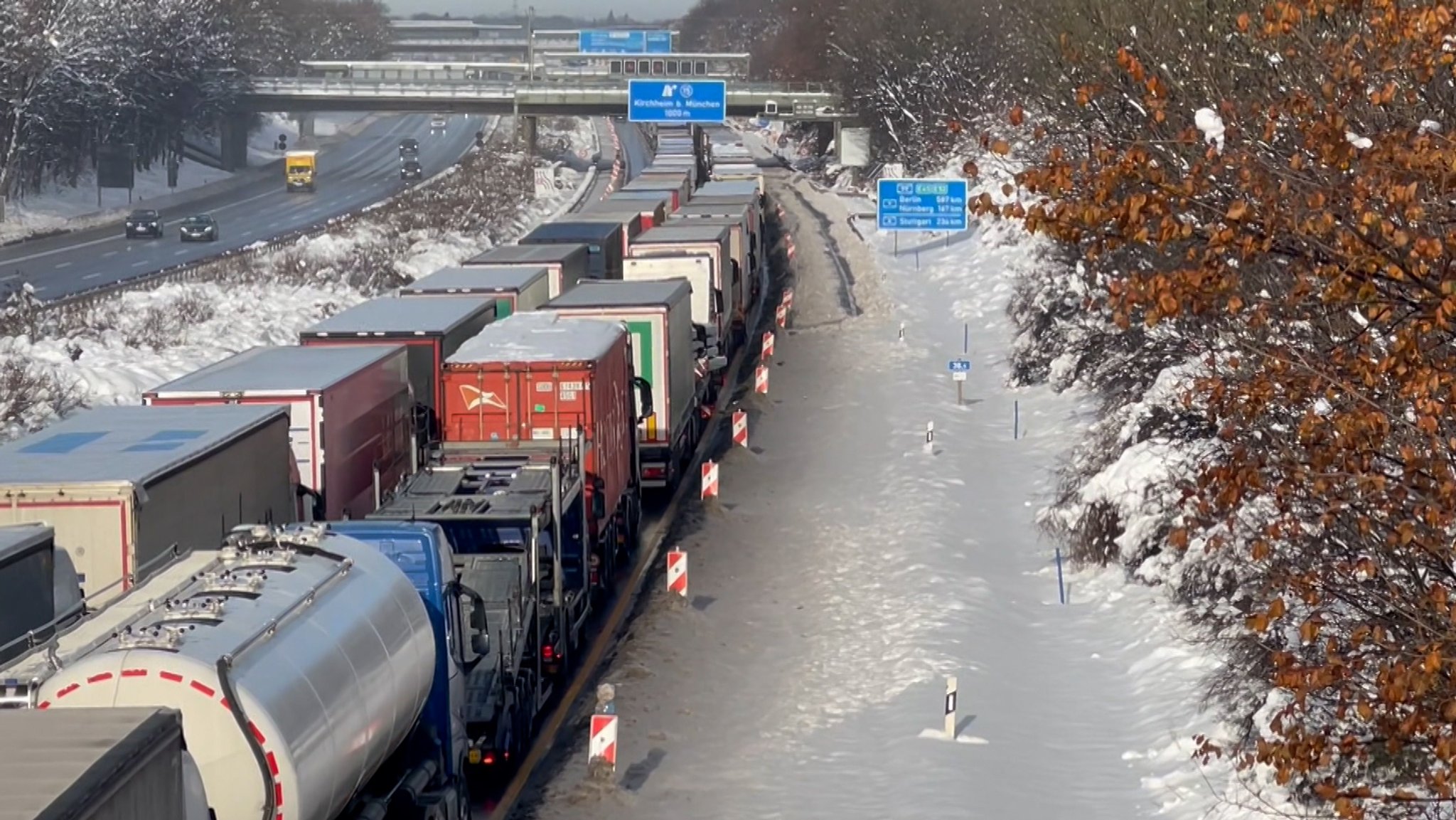 Stau nach Unfall auf der Autobahn