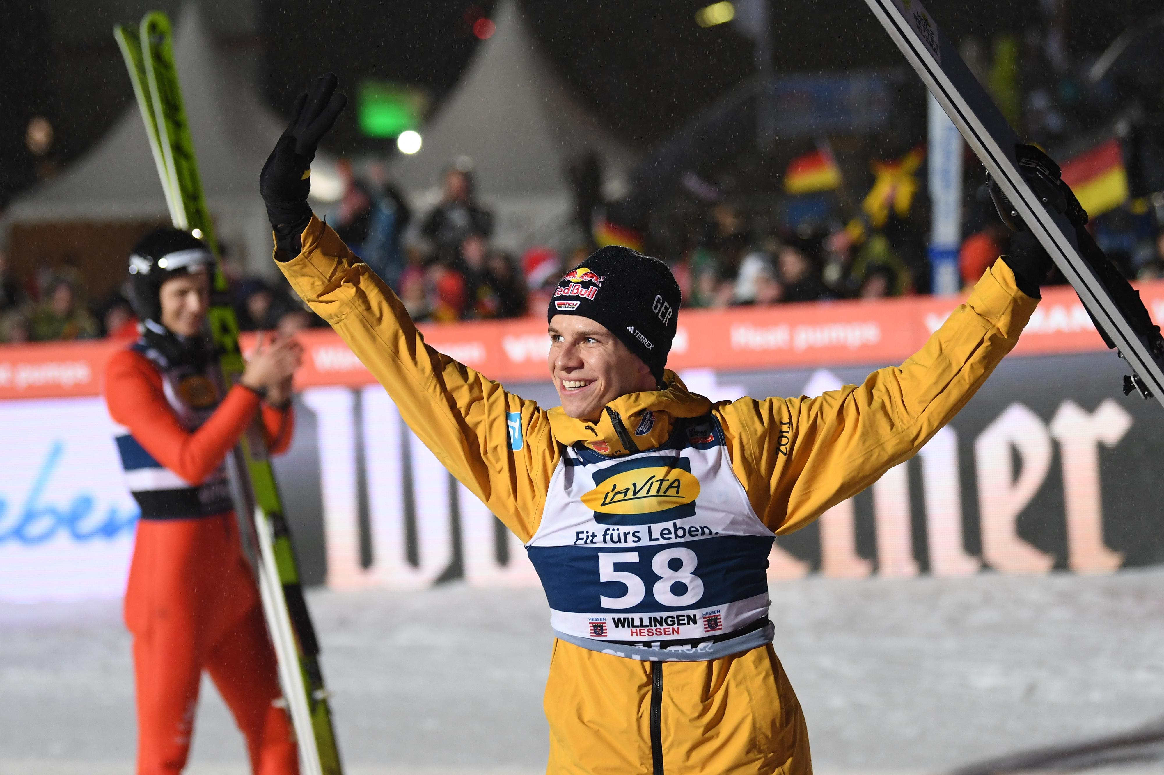 Skispringer Andreas Wellinger nach seinem Weltcupsieg in Willingen