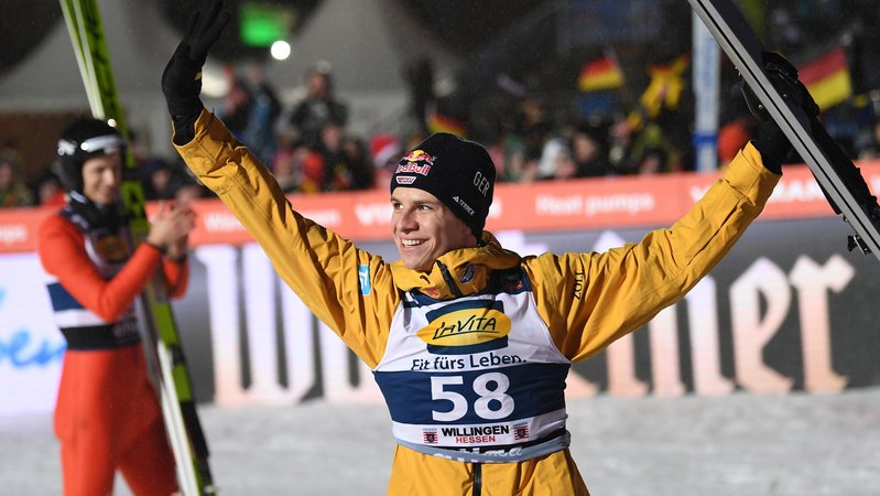 Skispringer Andreas Wellinger nach seinem Weltcupsieg in Willingen