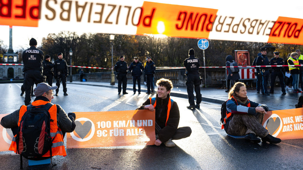 Klimaaktivisten der "Letzte Generation" sitzen auf der Prinzregentenstraße in München und blockieren den Verkehr. | Bild: dpa-Bildfunk/Lennart Preiss Klimaaktivisten der "Letzte Generation" sitzen auf der Prinzregentenstraße in München und blockieren den Verkehr.