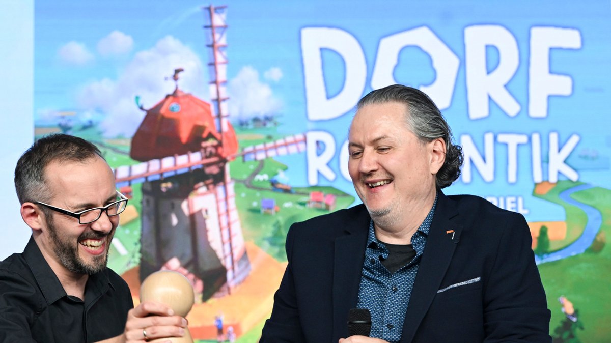 Die Spieleentwickler Lukas Zach (l) und Michael Palm freuen sich über die Wahl ihres Spiels "Dorfromantik" zum Spiel des Jahres 2023. 