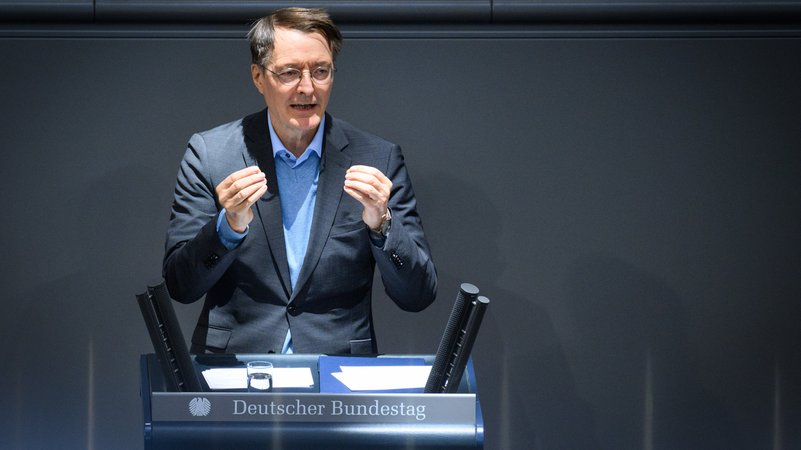 Viele Pflegebedürftige und deren Familien sind finanziell am Limit. Gesundheitsminister Lauterbach will den stetigen Anstieg der Pflegekosten nun stoppen. | Bild: dpa-Bildfunk/Bernd von Jutrczenka Viele Pflegebedürftige und deren Familien sind finanziell am Limit. Gesundheitsminister Lauterbach will den stetigen Anstieg der Pflegekosten nun stoppen.