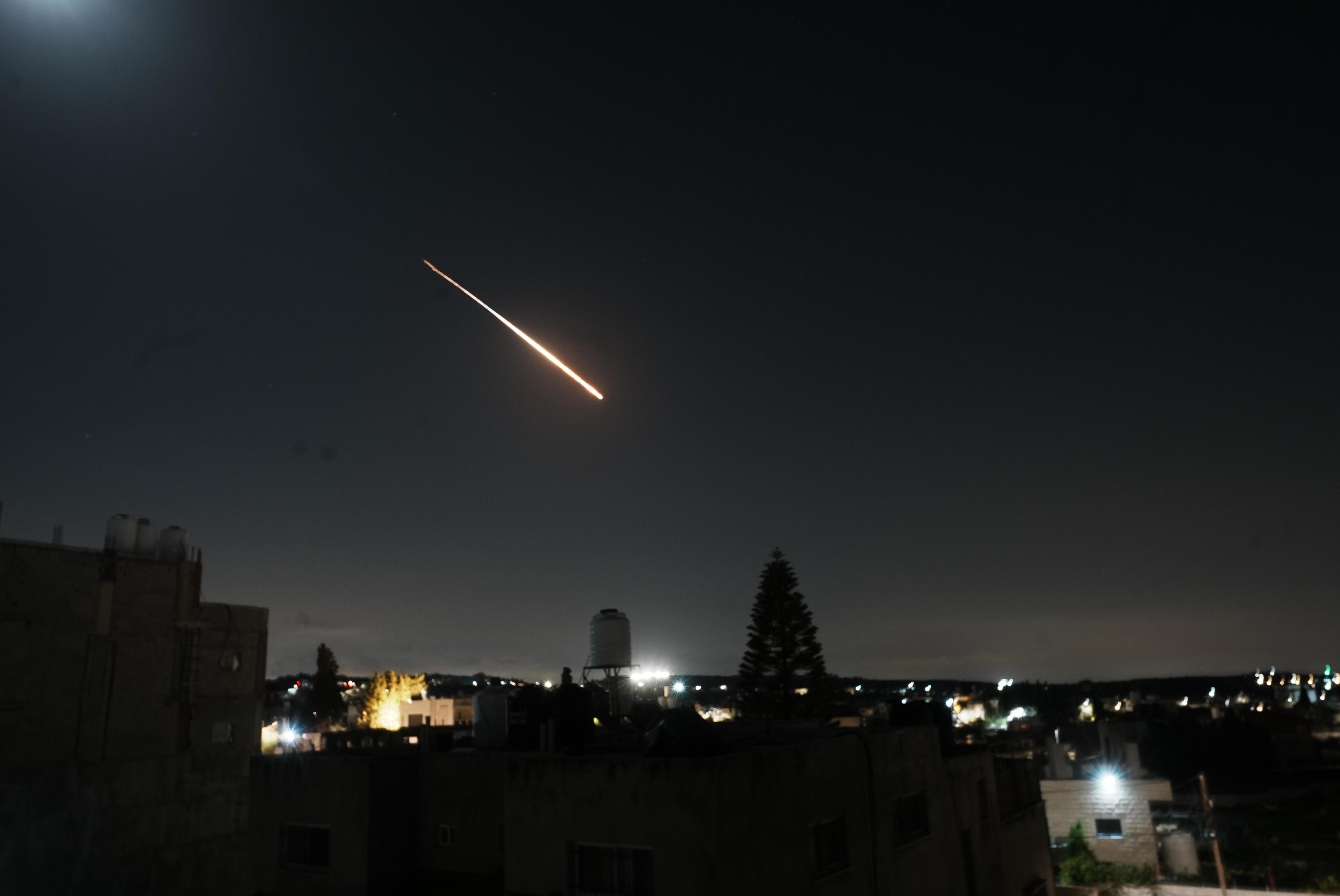 Rakete wird aus dem Iran Richtung Israel abgefeuert