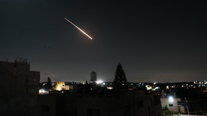 Rakete wird aus dem Iran Richtung Israel abgefeuert | Bild: picture alliance / Anadolu | Issam Rimawi Rakete wird aus dem Iran Richtung Israel abgefeuert