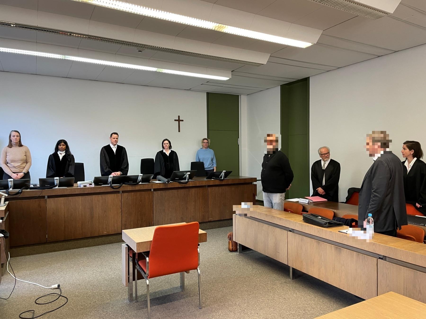 Die Angeklagten und ihre Verteidiger im Gerichtssaal am Landgericht München. 