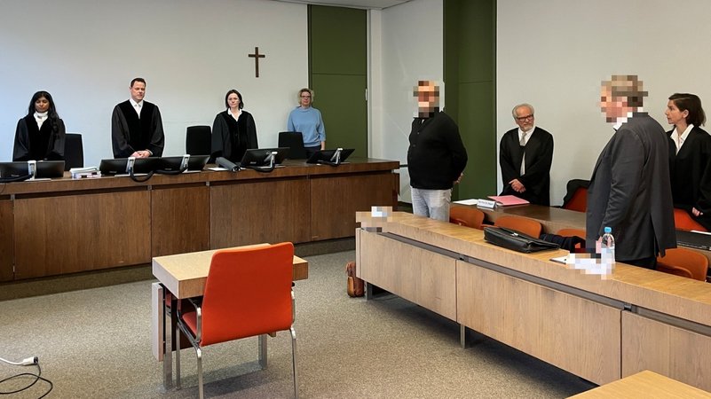 Die Angeklagten und ihre Verteidiger im Gerichtssaal am Landgericht München. | Bild: BR/ Anton Kästner Die Angeklagten und ihre Verteidiger im Gerichtssaal am Landgericht München.