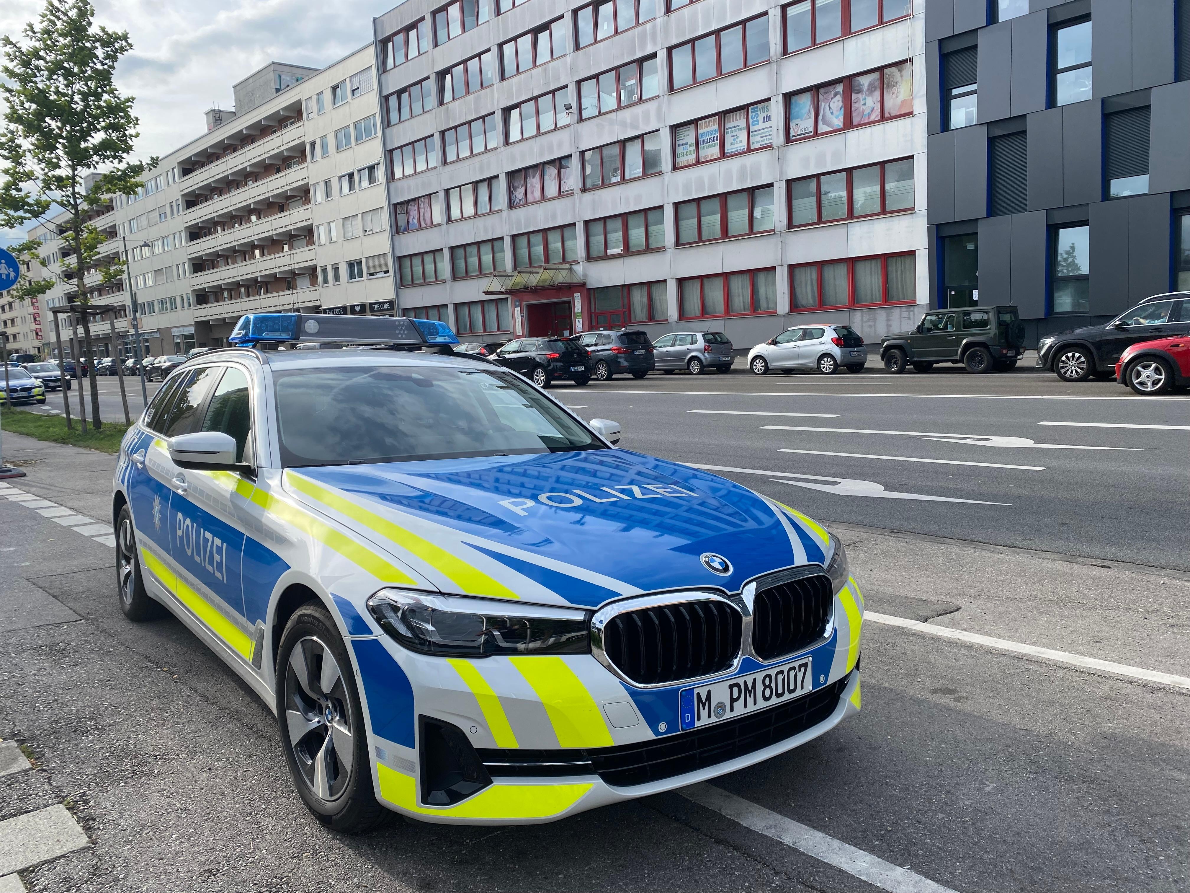 Ein Fahrzeug der bayerischen Polizei steht in München vor einer Räumlichkeit der Islamischen Vereinigung Bayern, wo am Morgen eine Razzia stattgefunden hat.
