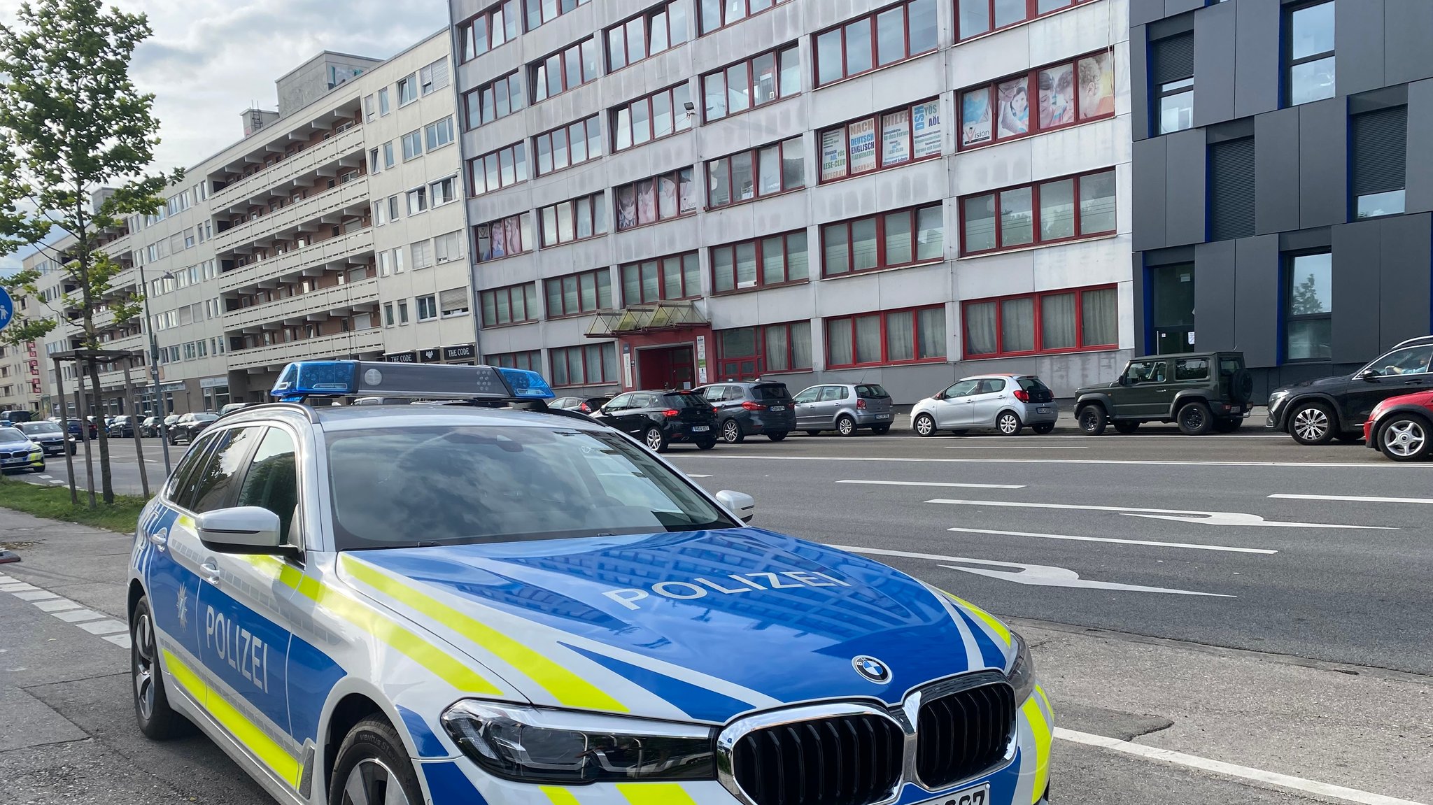 Ein Fahrzeug der bayerischen Polizei steht in München vor einer Räumlichkeit der Islamischen Vereinigung Bayern, wo am Morgen eine Razzia stattgefunden hat.