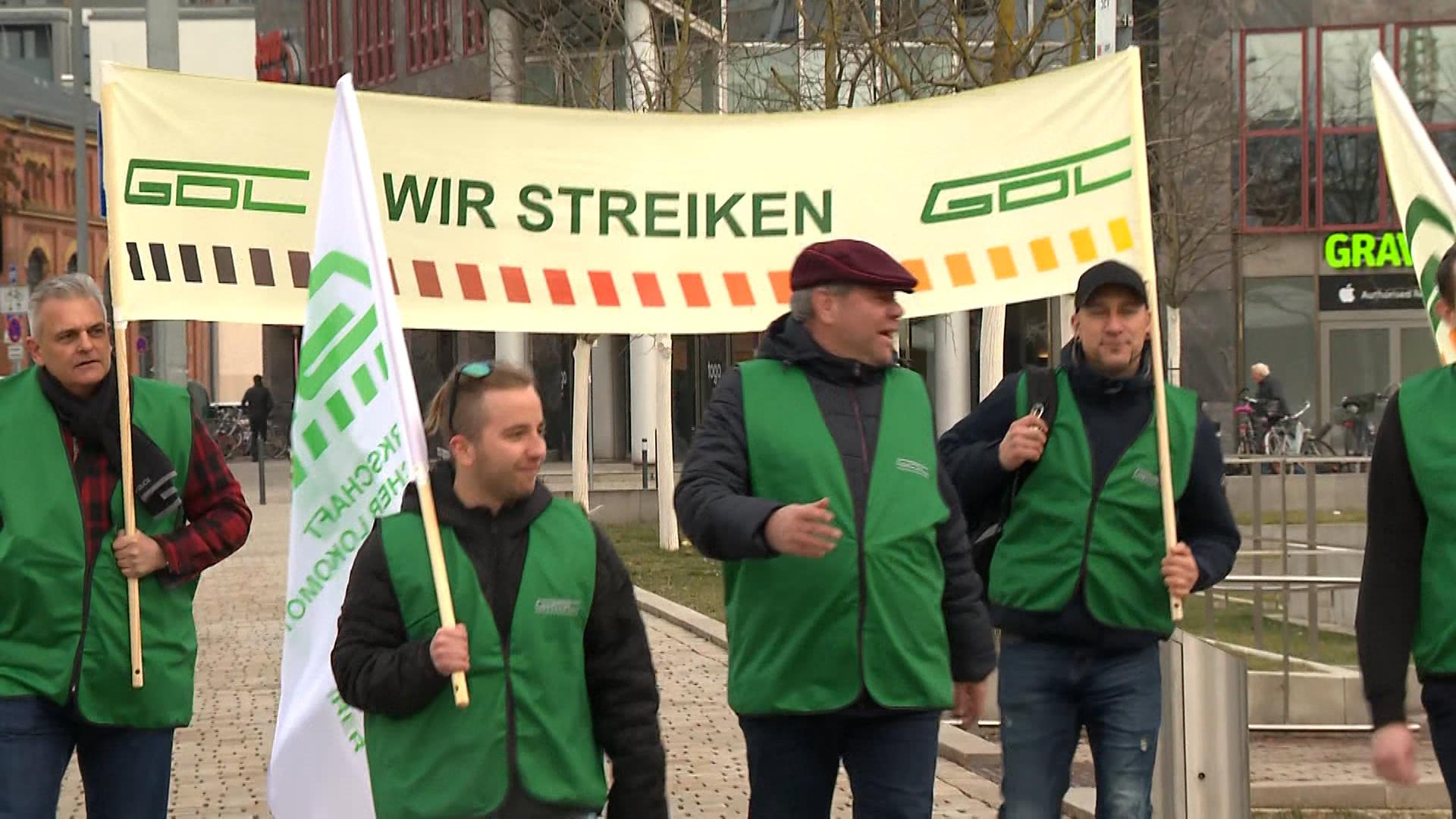 Die Rufe nach einer Lösung werden lauter. Wirtschaft, Politik und Industrie fordern, die Türe für eine Schlichtung zu öffnen. Denn der Streik richtet doch großen wirtschaftlichen Schaden an.