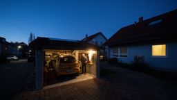 Das Auto mit eigens erzeugtem Solarstrom laden: Durch finanzielle Förderung vom Staat soll das einen Beitrag zum Klimaschutz leisten. | Bild:picture alliance/dpa | Marijan Murat