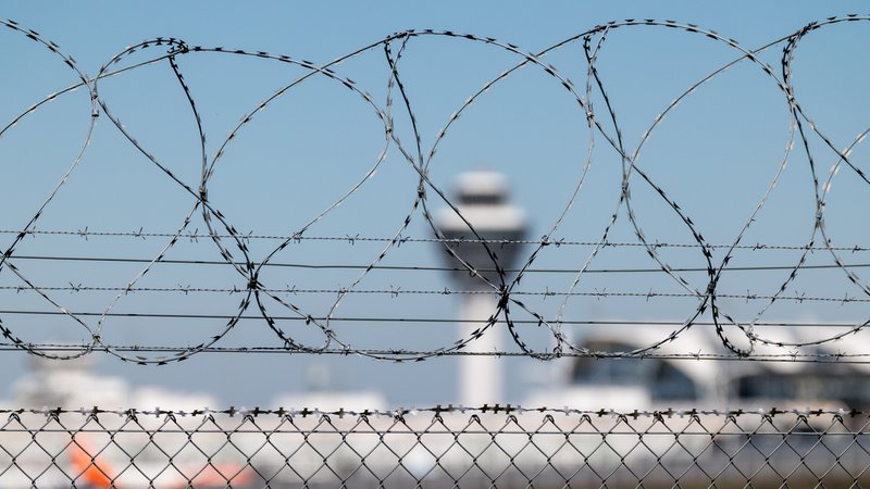 (Symbolbild) Ein Stacheldraht ist am Flughafengelände in München (Bayern) zu sehen. Lydia G. reiste einst zur Terrororganisation IS nach Syrien - und ist nun zurück in Deutschland. | Bild: picture alliance / dpa | Matthias Balk (Symbolbild) Ein Stacheldraht ist am Flughafengelände in München (Bayern) zu sehen. Lydia G. reiste einst zur Terrororganisation IS nach Syrien - und ist nun zurück in Deutschland.