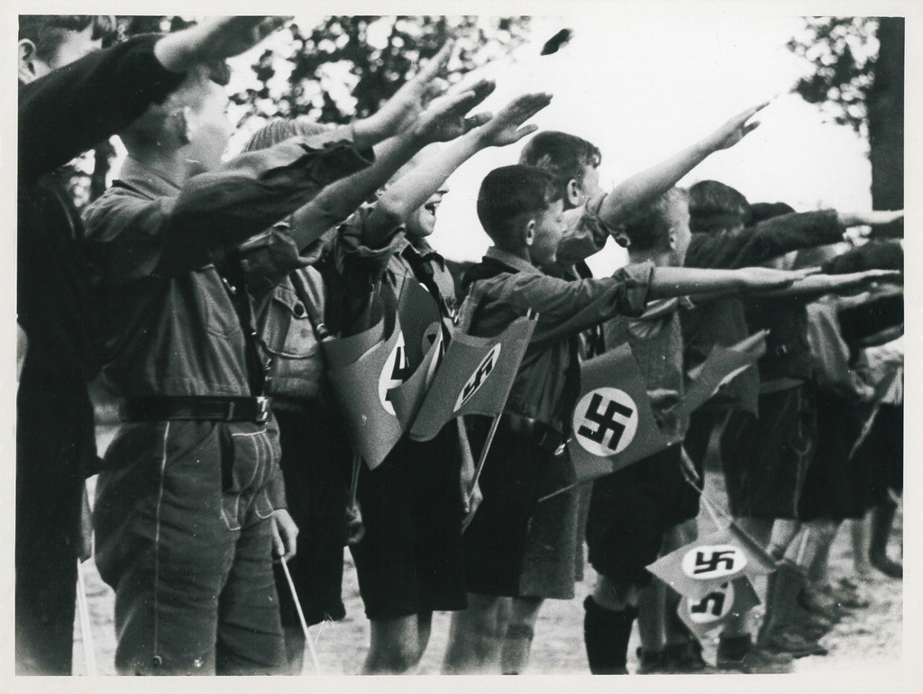 Kinder in Uniform begrüßen Julius Streicher mit dem Hitlergruß.