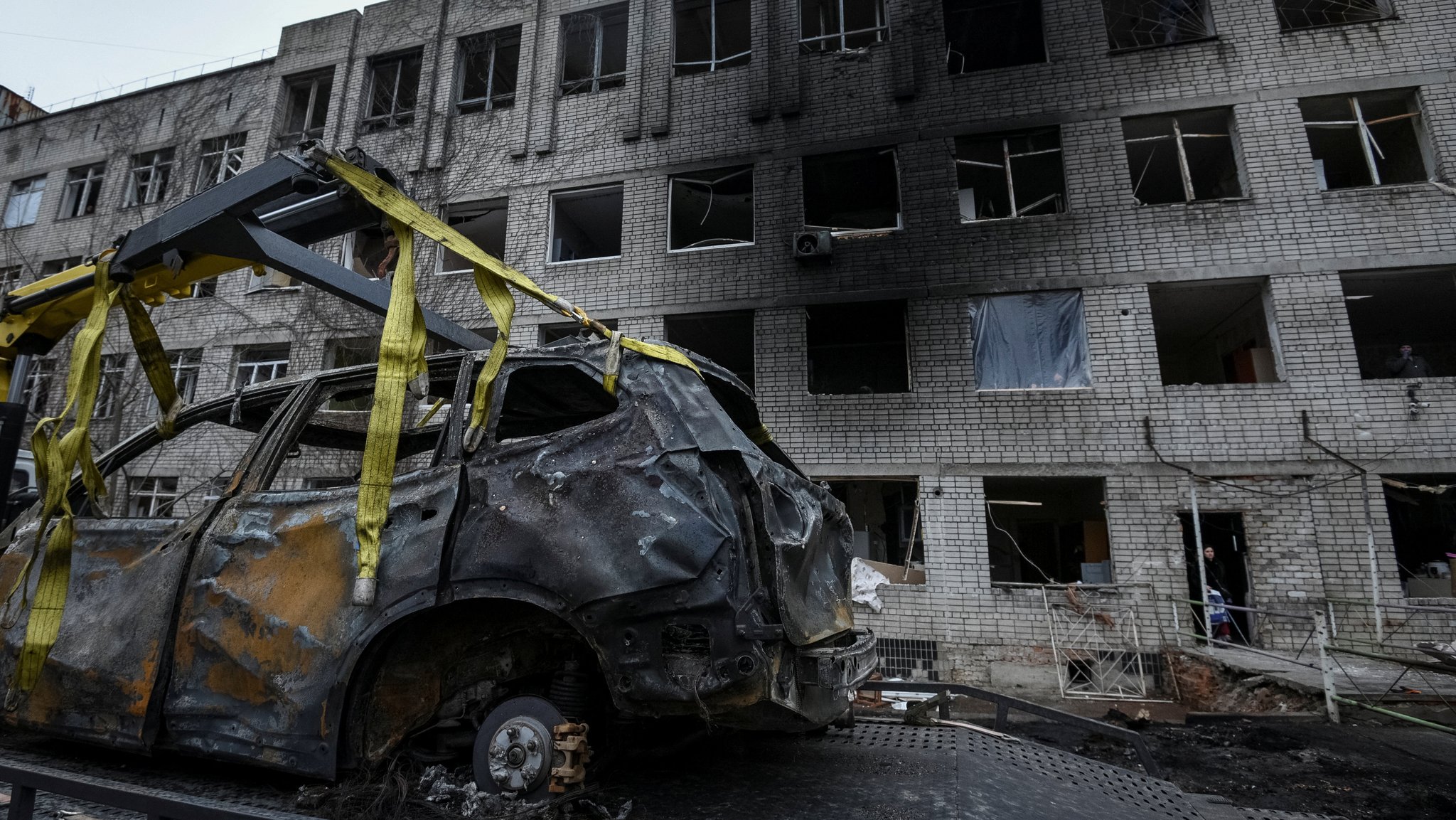 Ein zerstörtes Auto in Dnipro wird nach einem Drohnenangriff abtransportiert.