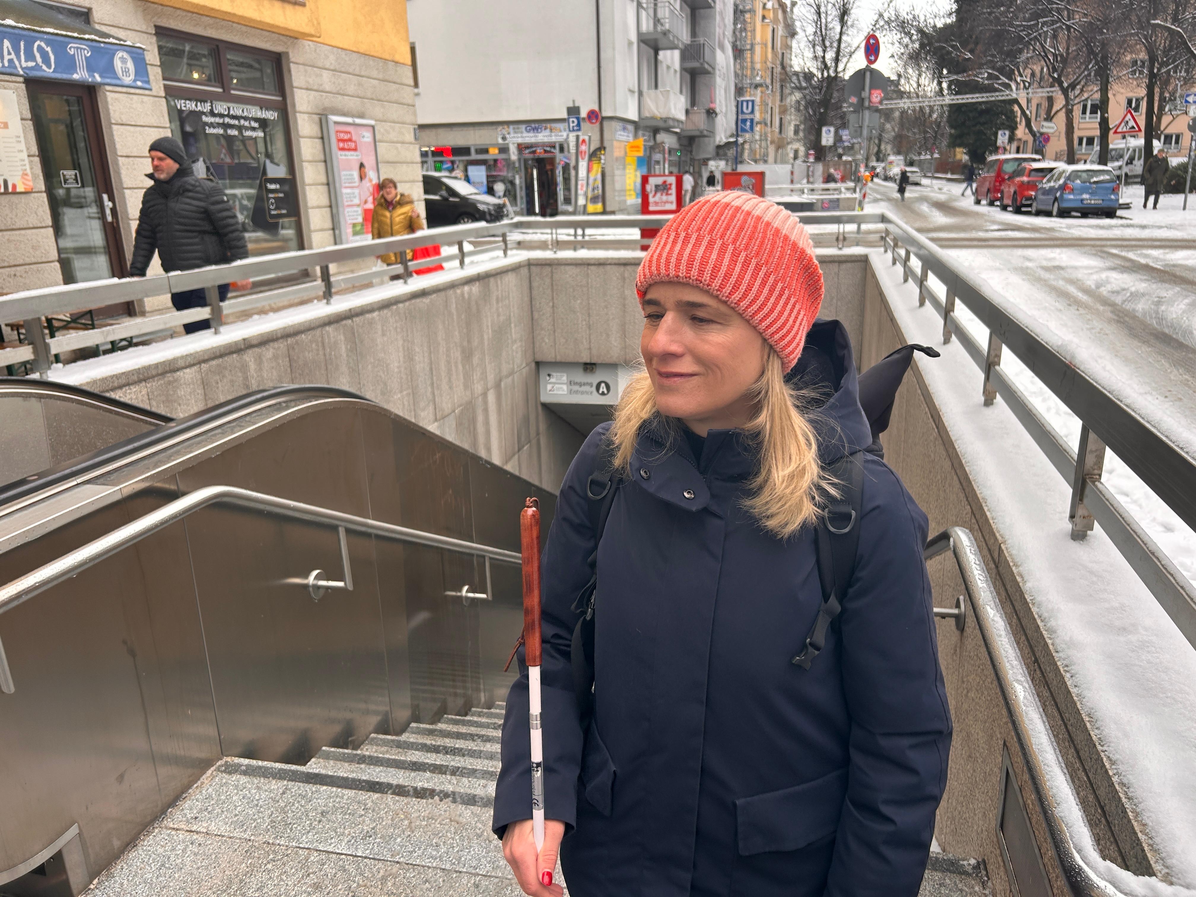 Verena Bentele, Präsidentin des Sozialverbands VdK vor einem U-Bahn Eingang