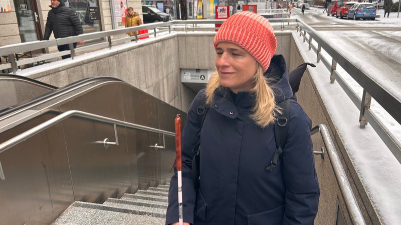 Verena Bentele, Präsidentin des Sozialverbands VdK vor einem U-Bahn Eingang | Bild: BR/ Meike Föckersperger Verena Bentele, Präsidentin des Sozialverbands VdK vor einem U-Bahn Eingang