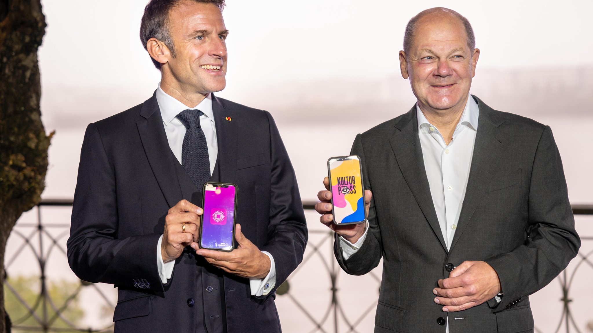 Es war einmal: Bundeskanzler Scholz (r.) und Emmanuel Macron, Staatspräsident von Frankreich, bei der Vorstellung der "KulturPass"-App 2023. | Bild: picture alliance / Flashpic | Jens Krick Es war einmal: Bundeskanzler Scholz (r.) und Emmanuel Macron, Staatspräsident von Frankreich, bei der Vorstellung der "KulturPass"-App 2023.