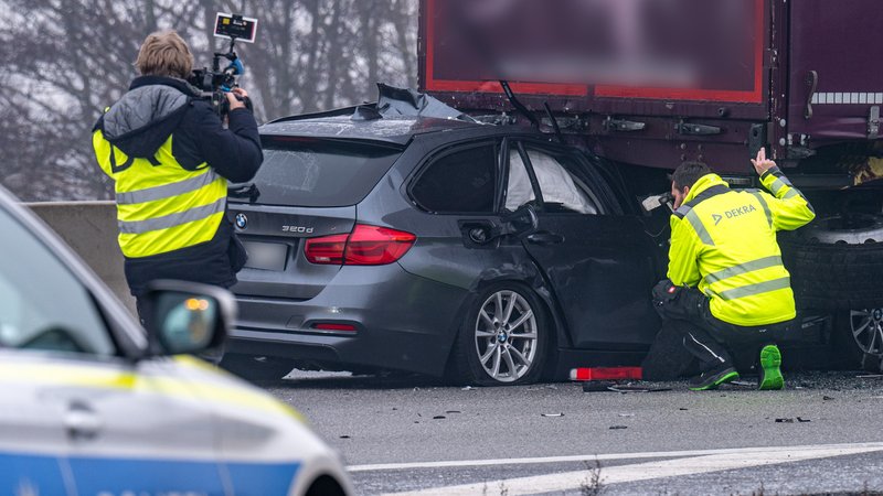 Unfälle auf spiegelglatten Straßen in Bayern | Bild: picture alliance/dpa | Armin Weigel Unfälle auf spiegelglatten Straßen in Bayern