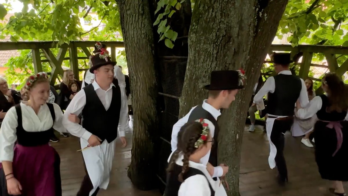 Rarität in Deutschland: Der Tanz auf der Linde in Limmersdorf