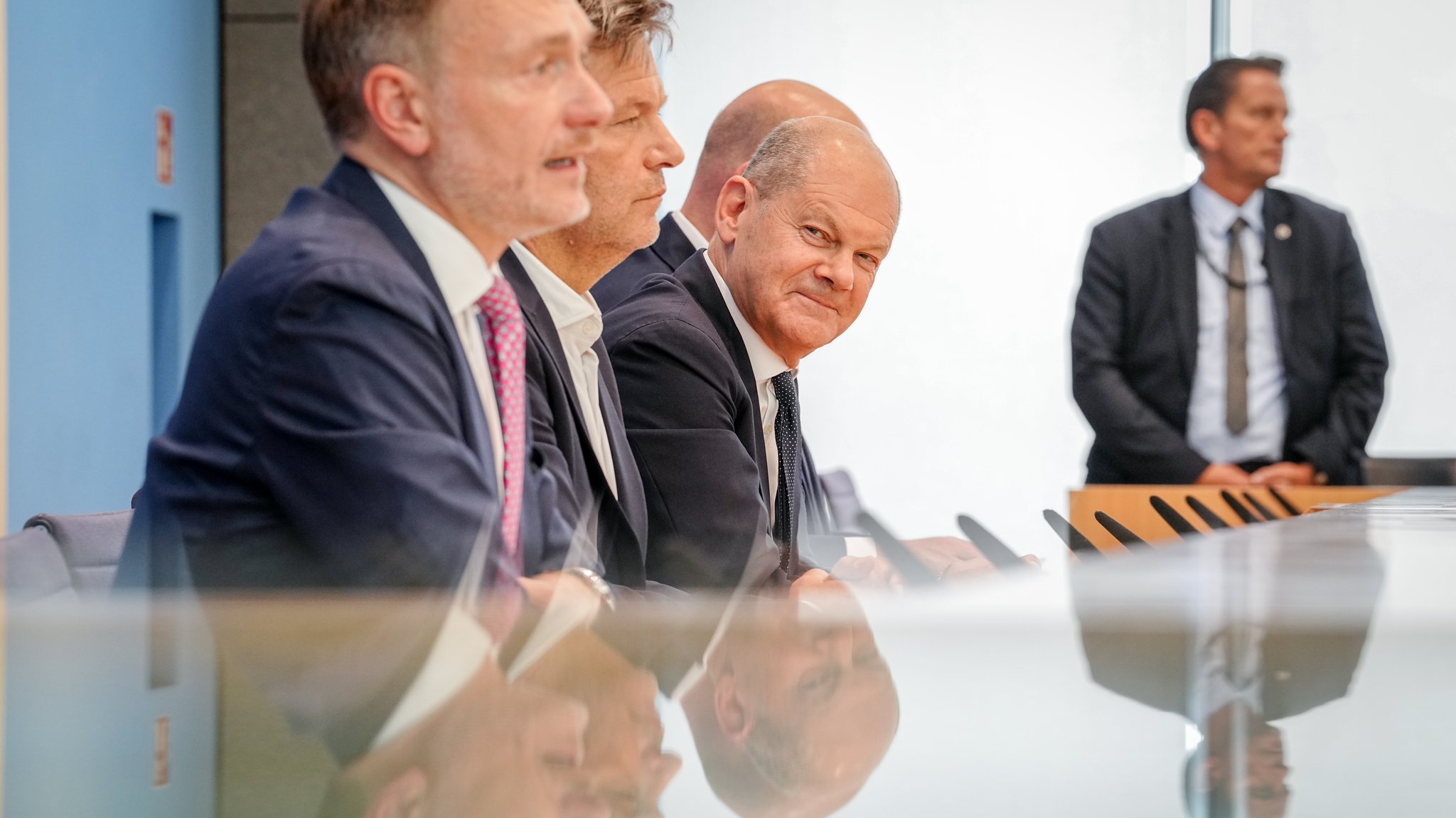 Bundeskanzler Olaf Scholz (SPD, r-l), Robert Habeck (Bündnis 90/Die Grünen), Bundesminister für Wirtschaft und Klimaschutz, und Christian Lindner (FDP), Bundesminister der Finanzen, nehmen an einer Pressekonferenz zum Haushaltsplan 2025 teil. 