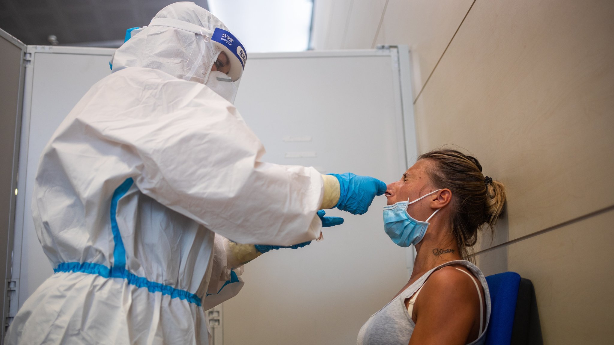 Reisende beim Test zur Feststellung einer Coronavirus-Infektion am Flughafen Turin, Italien.