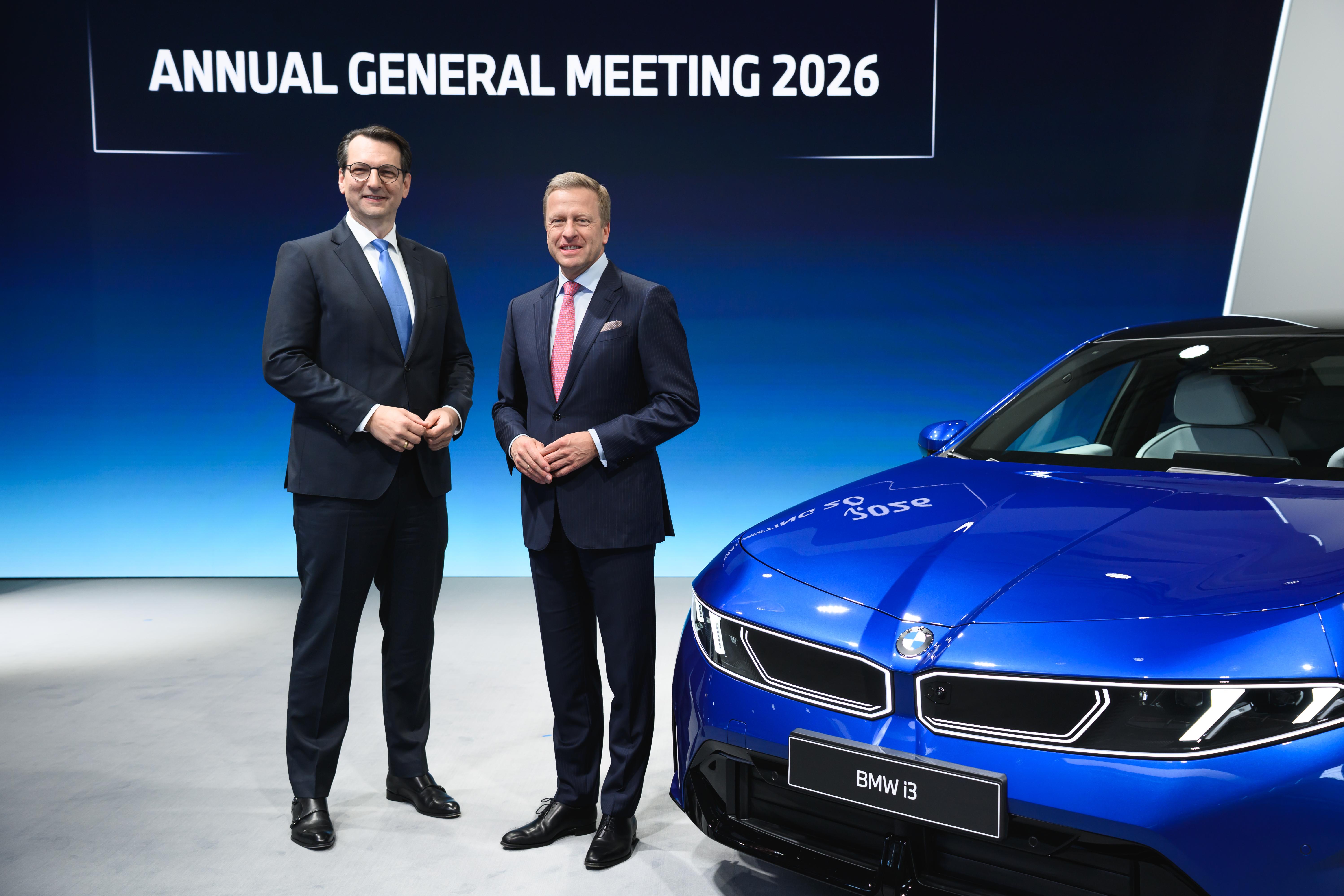 Der neue Vorstandschef Milan Nedeljkovic und der scheidende Chef Oliver Zipse auf der Hauptversammlung 2026.