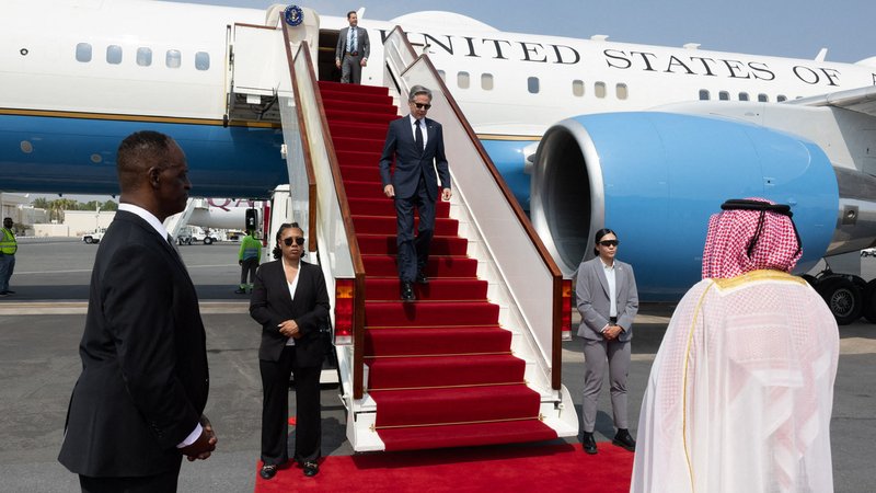 Archivbild: Ankunft von US-Außenminister Blinken in Doha zu einem der früheren Gespräche über ein Ende des Gaza-Krieges | Bild: picture alliance / abaca | ABACA Archivbild: Ankunft von US-Außenminister Blinken in Doha zu einem der früheren Gespräche über ein Ende des Gaza-Krieges