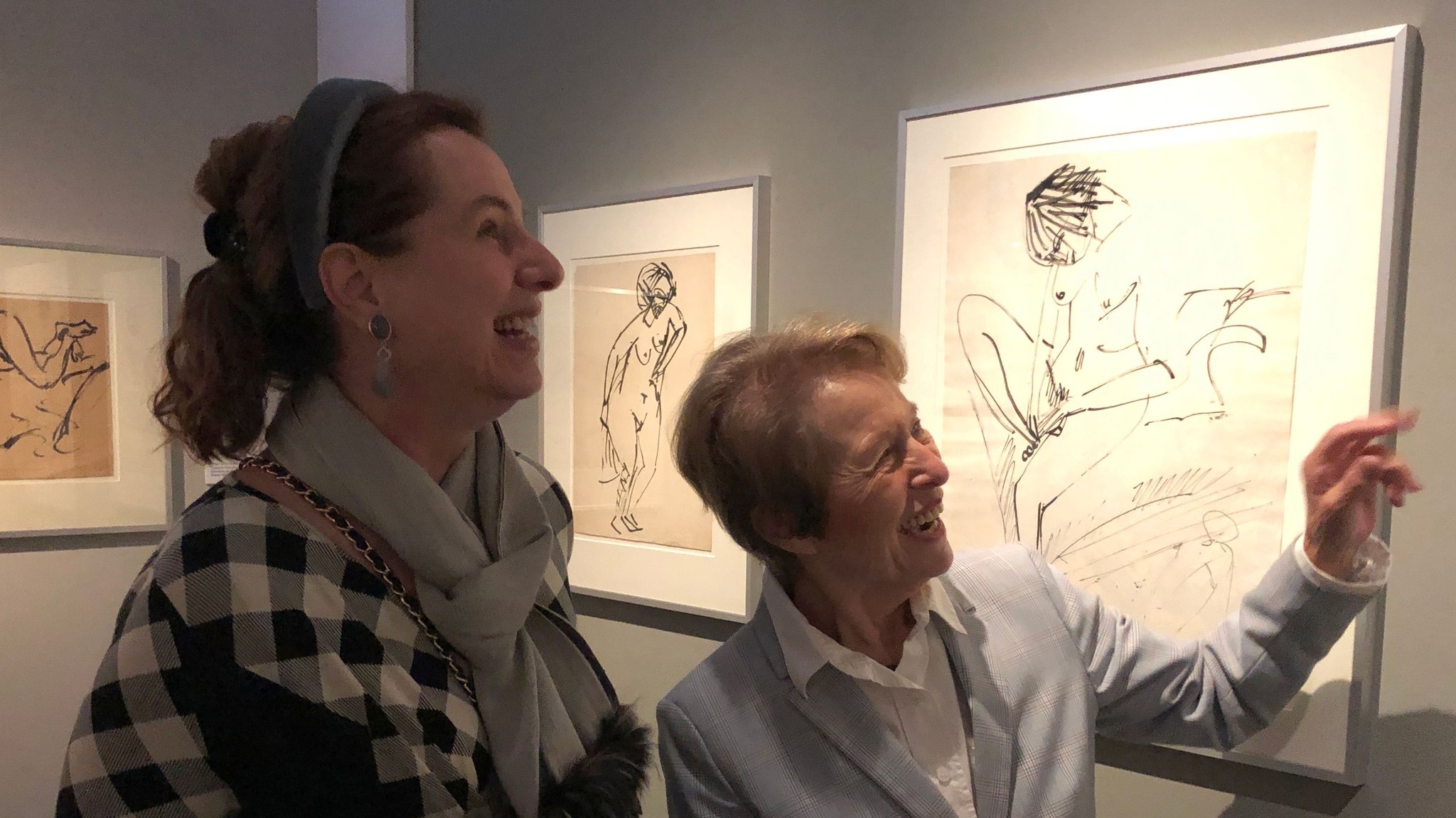 Alexandra Henze, Stiftungsrätin der Norbert Ketterer Stiftung (links) mit Brigitte Schad, Leiterin des Kirchner-Hauses (rechts)